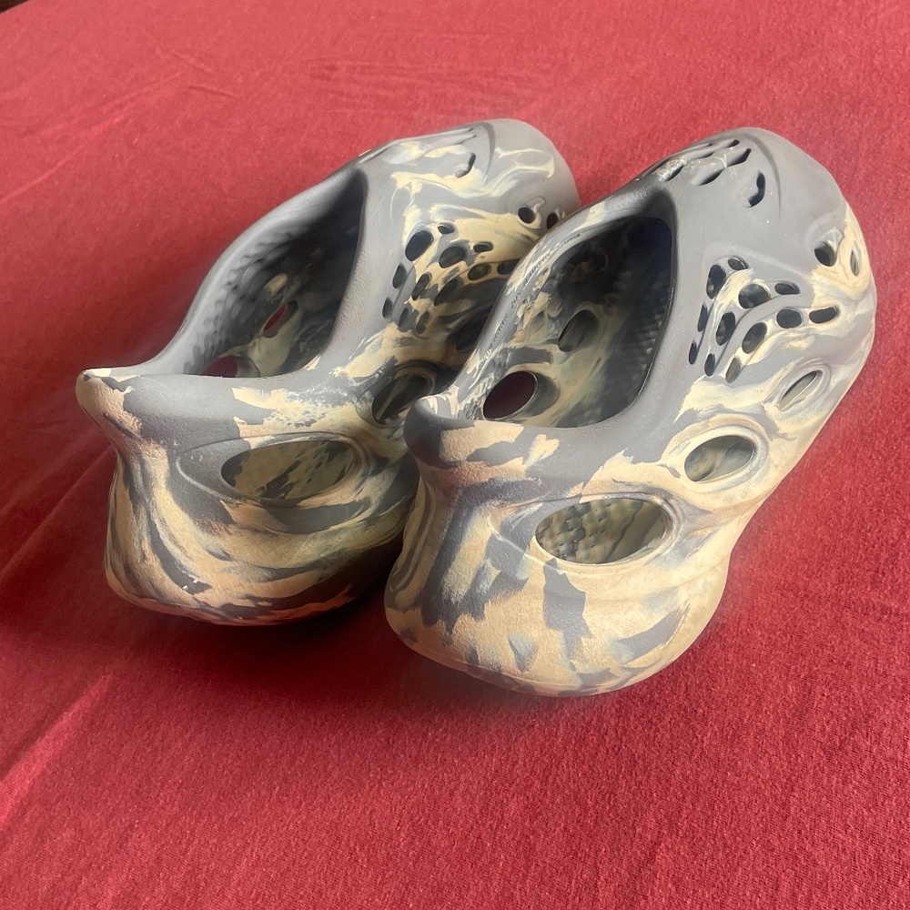 YZY FOAM RUNRS MOON GREY SZ7